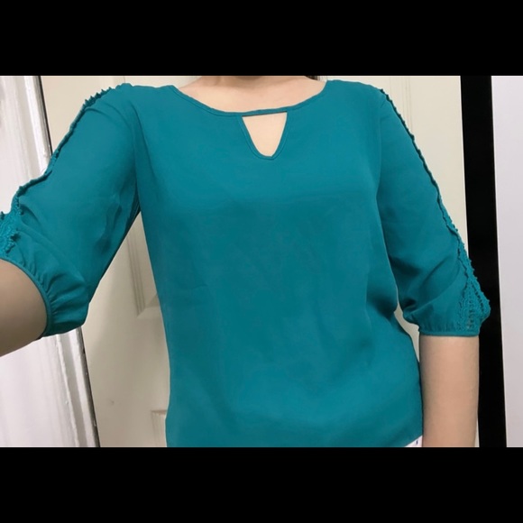 Beautiful teal blouse ! Size small. - Picture 3 of 4